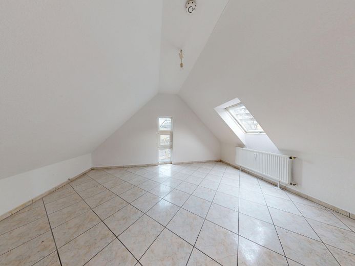 Provisionsfreie 5-Zimmer-Maisonette mit zwei Badezimmern und Balkon – OG Links