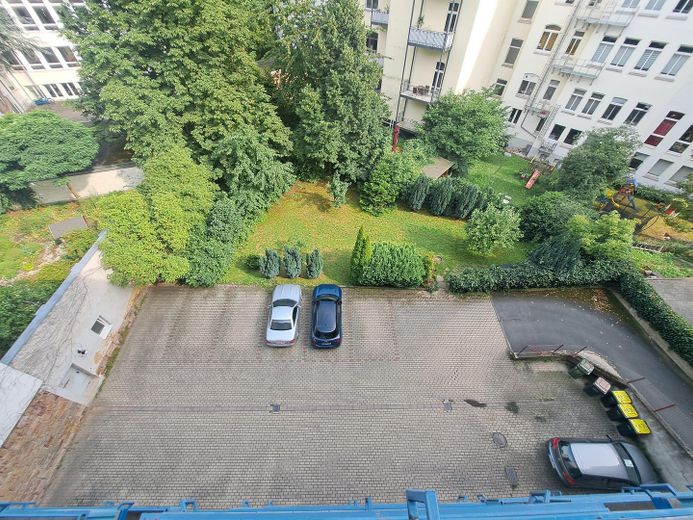 Appartamento di 2 locali con balcone esposto a sud-est nel Vorderen Westen vicino a Bebelplatz – Blick in Hof und Garten