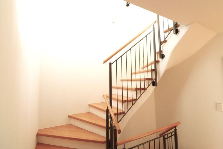 Mörse + + viel Platz + + 5 Zimmer + +  2x Balkon + + Carport + + Keller – heller Treppenaufgang
