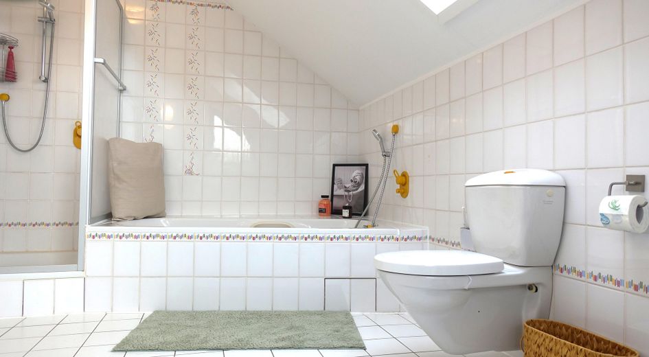 Provisionsfrei: Feldrand-Idylle trifft Smart Home – Vollklima, PV & sehr niedrige Energiekosten – Badezimmer OG
