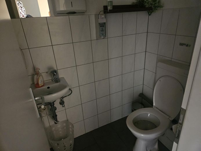 Gastätte in Fußgängerzone Oldenburg in Holstein – Arbeitnehmertoilette