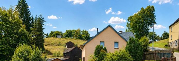 Mucho espacio, muchas posibilidades. ¡Casa unifamiliar o bifamiliar en un entorno rural idílico!
