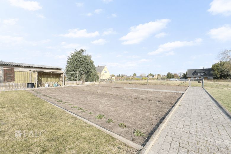 Dassow: Große Doppelhaushälfte mit Werkstatt, Scheune, 3 Garagen und 2.589 m² Grundstück – Garten