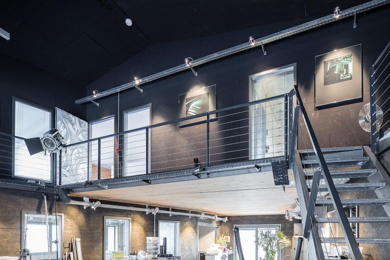 Einzigartig im Umkreis: 278m² Design-Loft-Halle + 100m² Büro-Obergeschoss, genehmigt als Wohnraum – Galerie, Aufgang Büroetage