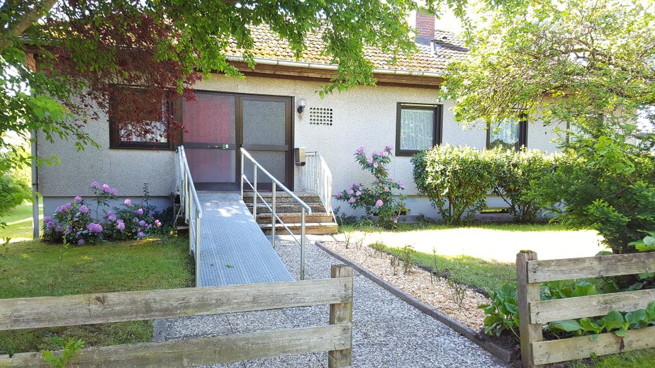 Ideal für Pferdehaltung - Einfamilienhaus, Baugrundstück, Stall und Hausweide / Resthof – Straßenansicht