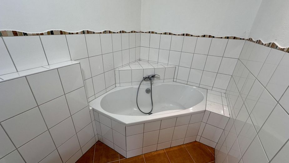 Badezimmer mit Eckbadewanne