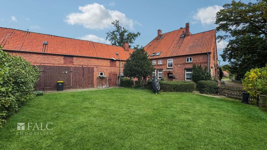 Großes Landhaus mit Einliegerwohnung, Stallungen, Koppeln &amp; Flusszugang auf 6.640 m² Traumgrundstück – Grundstück mit Stallungen
