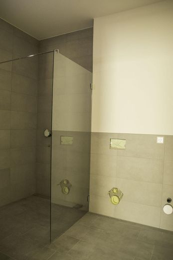 Neubau Erstbezug! Wunderschöne 3 ZW inkl. EBK, Balkon, TG-Stellplatz + Wallbox! – Badezimmer