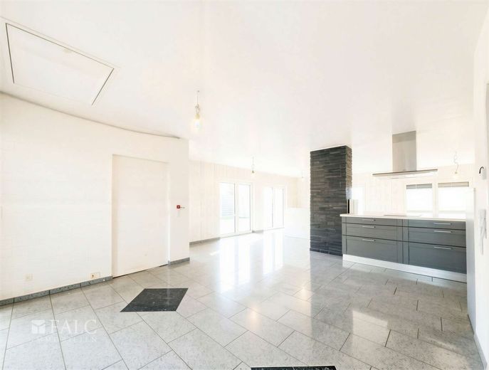 Moderner Bungalow mit großzügigem Garten und Garage – Empfangsbereich