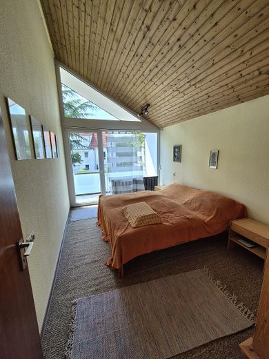 Miejsce dla rodziny – środkowy segment domu szeregowego z ogrodem, balkonem, garażem i instalacją fotowoltaiczną – Schlafzimmer 4