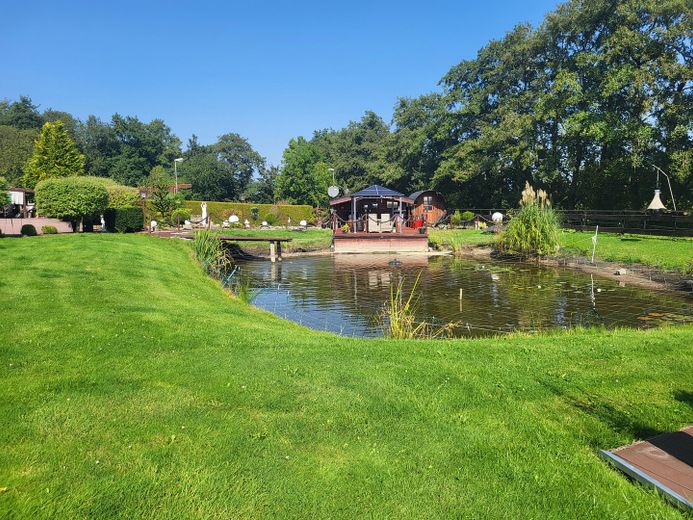 Exclusive detached house near Norddeich with pool, sauna, horse keeping – Teich mit Gartenhaus