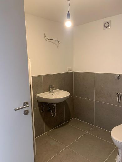 Gruntownie odnowione mieszkanie 3-pokojowe w Neu-Isenburg z balkonem – Badezimmer