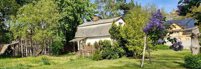 Grundstück_01_Blick aus dem Garten Richtung Haus