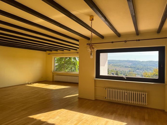 Großzügiges Einfamilienhaus mit Fernblick – Ess- und Wohnzimmer