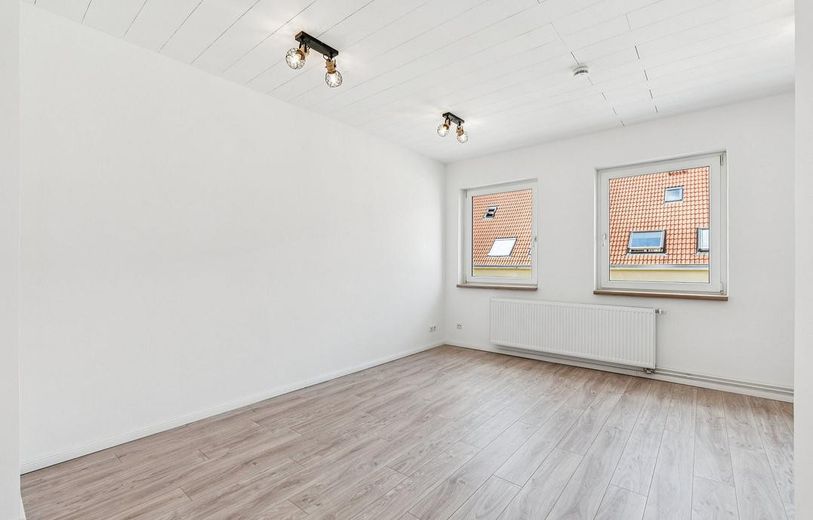Bezugsfertiges City-Apartment – saniert, modern und zentral – Wohnzimmer