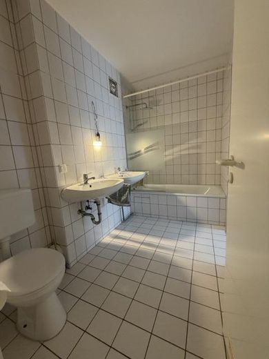 Modernes Familien-Reihenhaus in ruhiger Lage von Regensburg-Burgweinting – 5c_Badezimmer WC 2 Becken