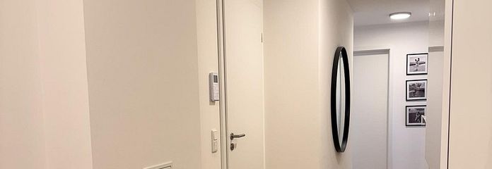 Esclusivo appartamento di 3 locali a Fürth-Burgfarrnbach – cucina di alta qualità, balcone, ascensore e posto auto coperto – Flur 1