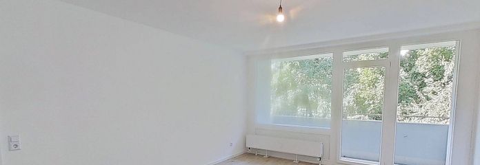 Moderne 3-Zimmer-Wohnung mit Balkon in fußläufiger Nähe zum Stadtzentrum – Ansicht I: Wohn- und Esszimmer