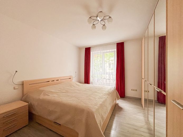 Modernes Wohnen nahe dem Rhein: Barrierefreie 3-Zimmer-Wohnung mit Balkon &amp; Tiefgaragenstellplatz – Schlafzimmer