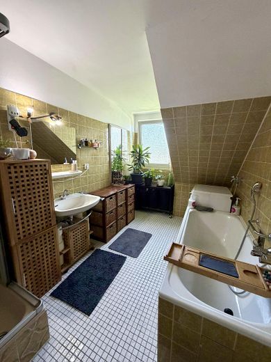 Prachtig appartement op de zolderverdieping met grote loggia, parkeerplaats in rustige ligging en ca. 6 % rendement – Bad mit Dusche und Badewanne
