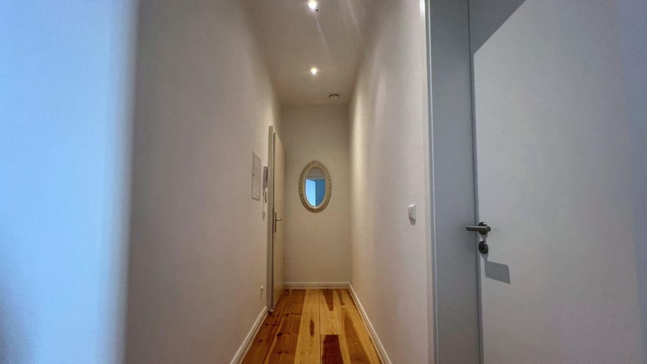Helle möblierte 1-Zimmer-Wohnung mit Balkon im Herzen von Friedrichshain – Wohnungsflur