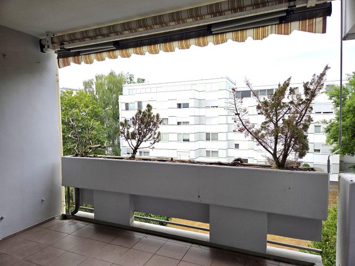 Ampio appartamento di 2 locali con 85,5 m², balcone esposto a sud-ovest e posto auto in garage sotterraneo – primo utilizzo dopo la ristrutturazione – Balkon