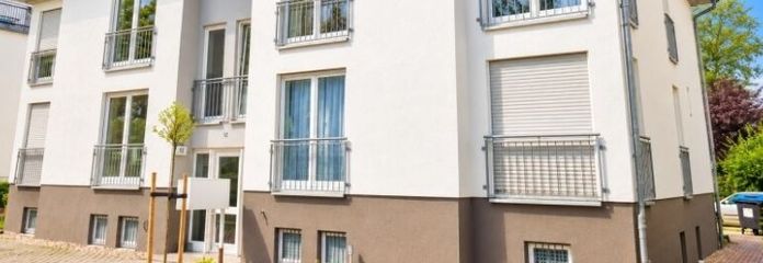 IMMOBERLIN.DE - Lichtdurchflutete Wohnung mit ruhiger Terrasse & Pkw-Stellplatz