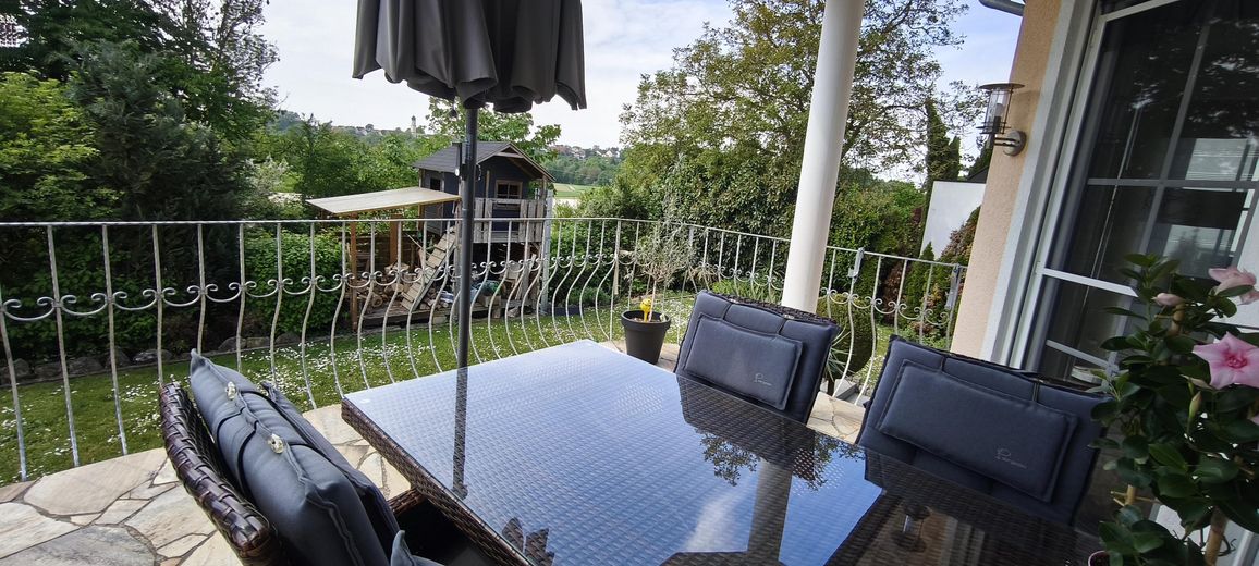 Detached single-family house with granny flat in an unobstructed location on the edge of town – Balkon