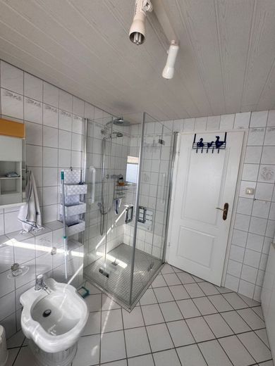 Charmantes Einfamilienhaus in Reinfeld - Großes Grundstück, top gedämmt &amp; sofort bezugsfertig! – Dusche im Badezimmer Erdgeschoss