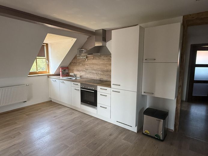Herrschaftlich wohnen in nachhaltig sanierter DG-Wohnung mit Nebenkosten Fix-Pauschale! – Küchenzeile