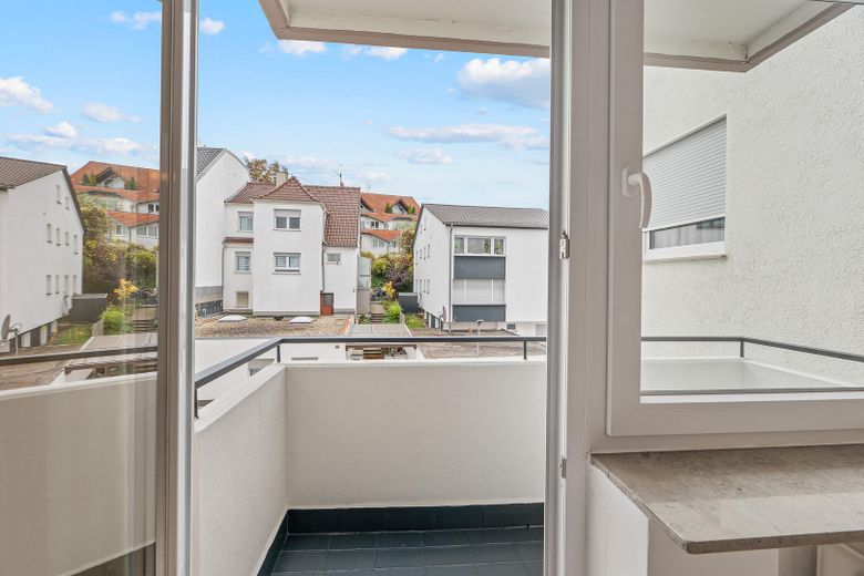 Appartement de 3 pièces moderne, élégamment rénové, avec deux balcons & parking souterrain près de la vieille ville de Leonberg – Balkon