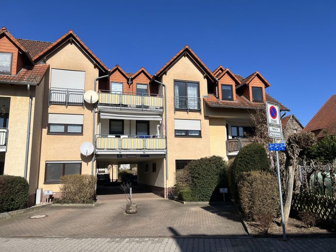 Moderne 4-Zimmer Maisonette-Wohnung mit Balkon und Tiefgarage in Nidderau Eichen – Wohnanlage vorne