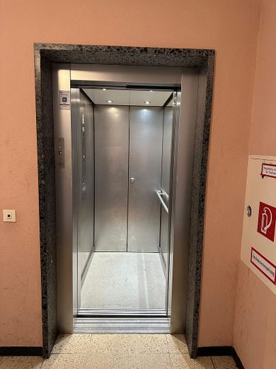 Appartamento soleggiato di 2,5 locali a Germering + box auto sotterraneo – Fahrstuhl