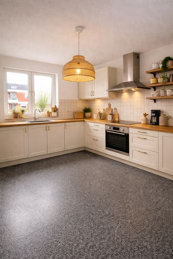 Helle, renovierte 4-Zimmerwohnung mit großer Dachterrasse und außergewöhnlichem Raumangebot – Küche