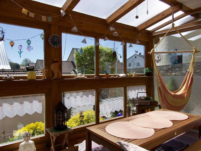 Einfach Mehr: Top Gepflegtes Wohnhaus mit 2 eigenständigen Wohnungen. Garten, 3Garagen, Wintergarten – EG: Süd-Wintergarten, Garten