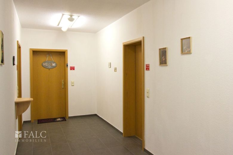 Attraktives Einstiegsobjekt für Anleger – Hausflur mit Eingangstür (rechts)