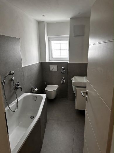 شقة جديدة التجديد من 3 غرف في موقع متميز – Bad mit Badewanne