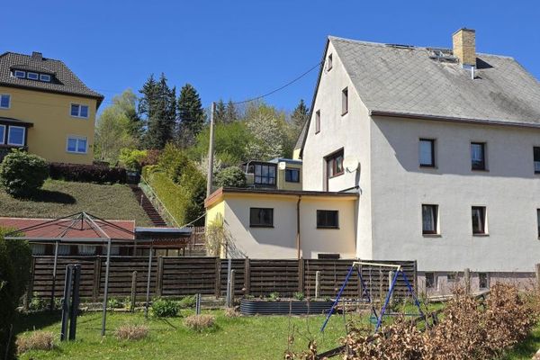 Ampia casa unifamiliare con circa 160 m² di superficie abitabile, due garage e molteplici possibilità di utilizzo