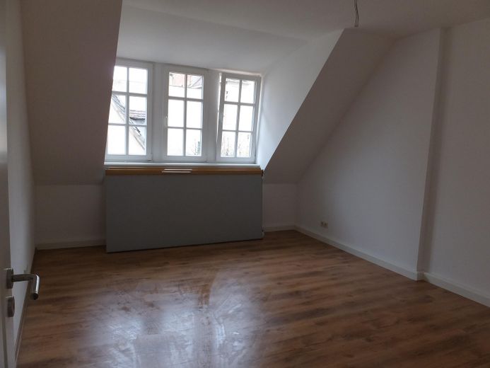 Großzügiger Altbaucharme in zentraler Lage – 4‑Raum‑Wohnung mit besonderem Grundriss – Zimmer 2 mit Dachschräge