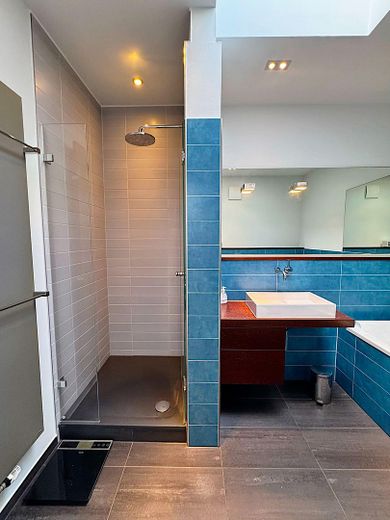 Penthouse exclusif dans le quartier belge – Un logement meublé avec style, calme et lumière – Hauptbad