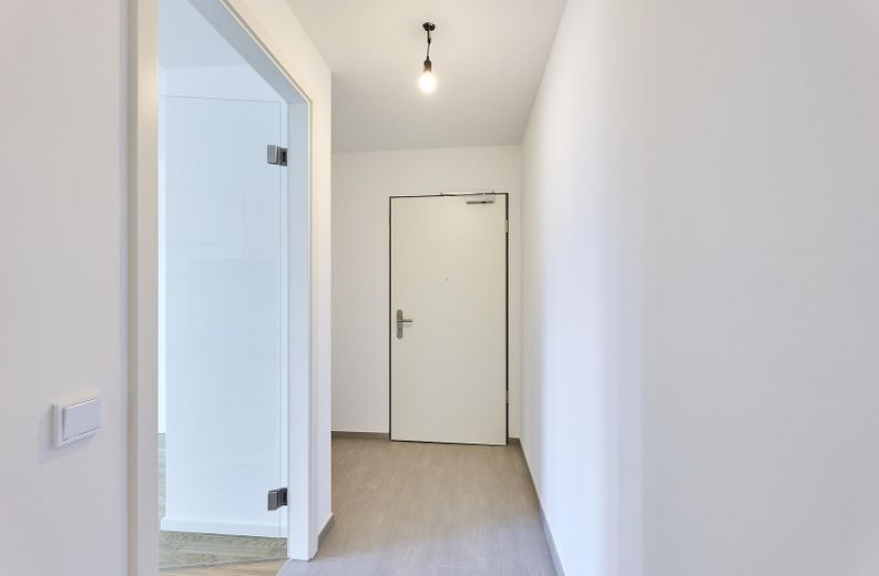 Neubau: Helle und ruhige Zwei-Zimmer-Wohnung mit luxuriöser Innenausstattung mit Balkon und EBK – Bad: Ausgang