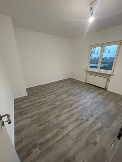 Wohn / Geschätshaus am Bahnhof/Fußgängerzone – Wohnung 1. OG (Saniert 12.25)