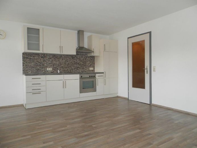 Ekskluzywna nieruchomość nad rzeką Neufnach – przestronne mieszkanie na działce o powierzchni ok. 1700 m² – Wohnraum mit Küche Whg 1. OG