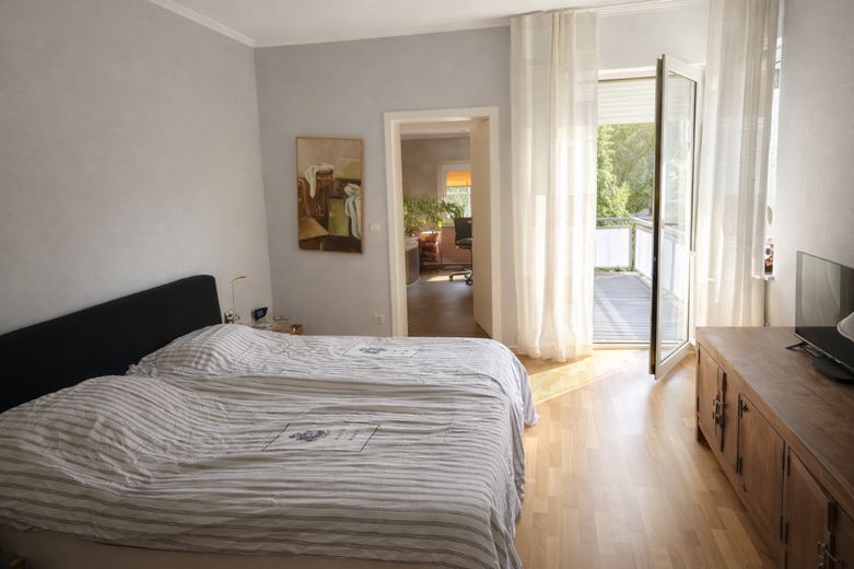 Ruheoase in zentraler Lage in Marl - ein Haus, unzählige Möglichkeiten – Schlafzimmer mit En-Suite-Bad