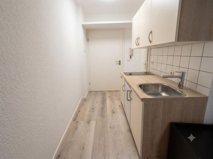 Modern möblierte 1-Zimmer-Wohnung in Erlangen – Einbauküche & modernes Bad – EInbauküche/Flur