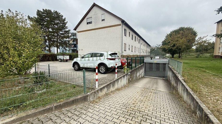 ** Gemütliche 2-ZKB-Dachgeschosswohnung mit Stellplätzen in Mannheim-Schönau ** – Einfahrt Tiefgarage