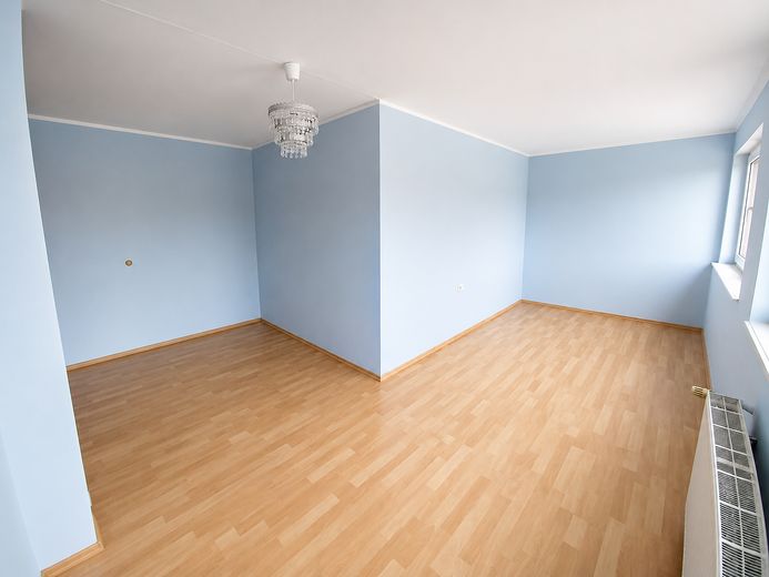 Wohnen & Arbeiten unter einem Dach – 479 m², 2 Wohnungen, Büros + Halle und Garten – Gästezimmer, Wohnung B