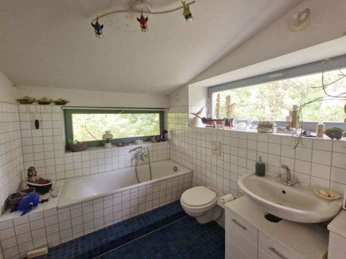 Zwischen Wasser und Wald - ein nachhaltiges Zuhause mit Seele – Masterbad mit Badewanne OG