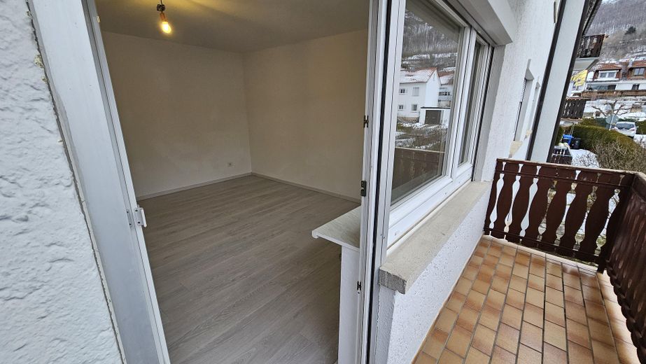 Wohnzimmer mit Balkon