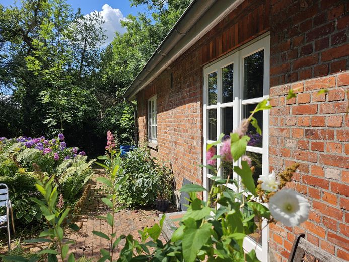 Bauernhaus mit bezauberndem Garten – Garten Ost Terassentür EG